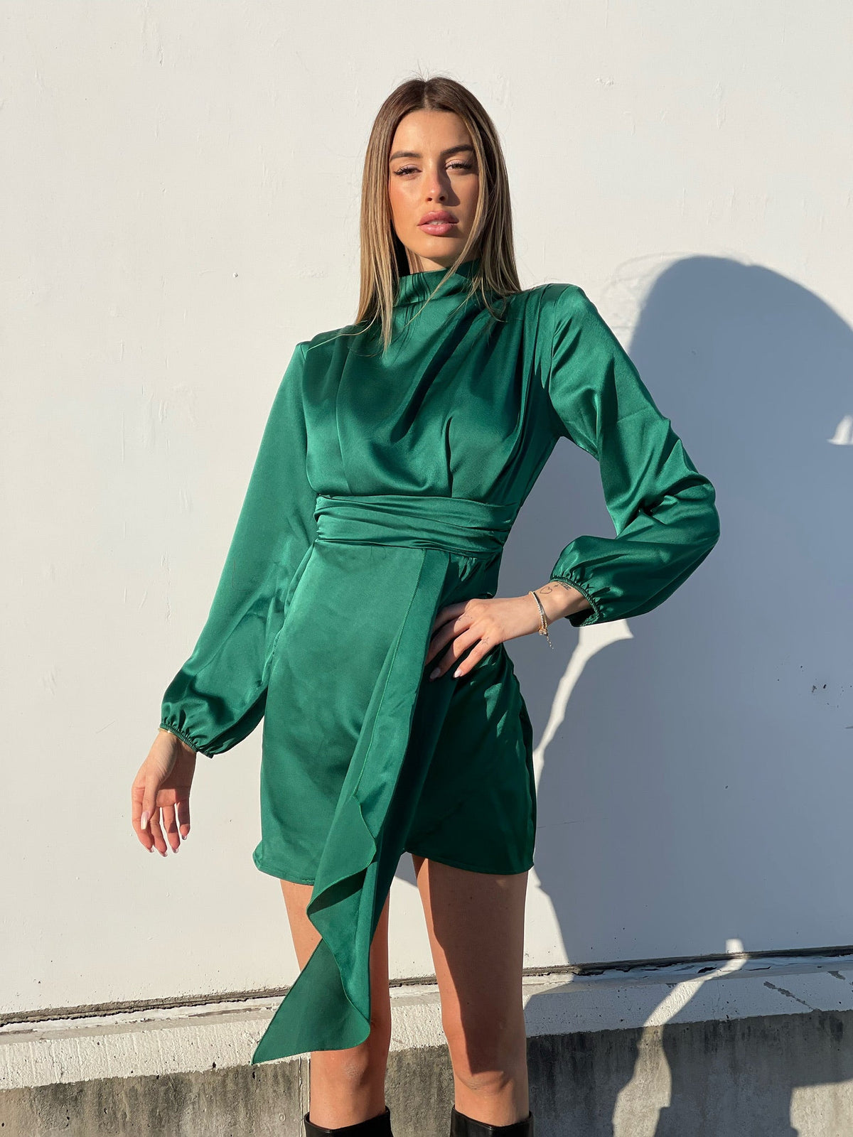Abito in raso con fusciacca verde smeraldo