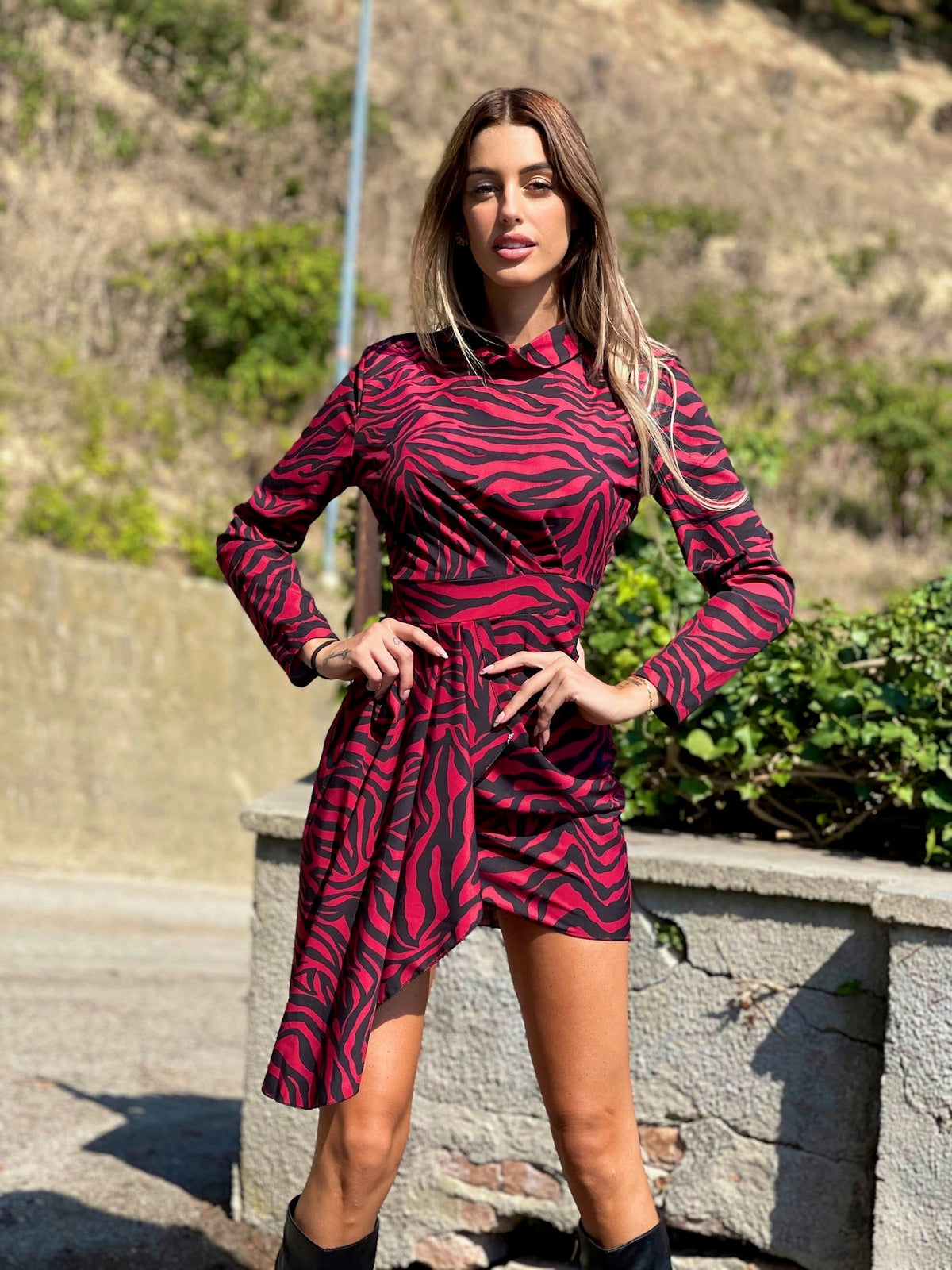 Abito rosso nero con fusciacca