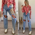 Jeans con strappi e cintura con catene
