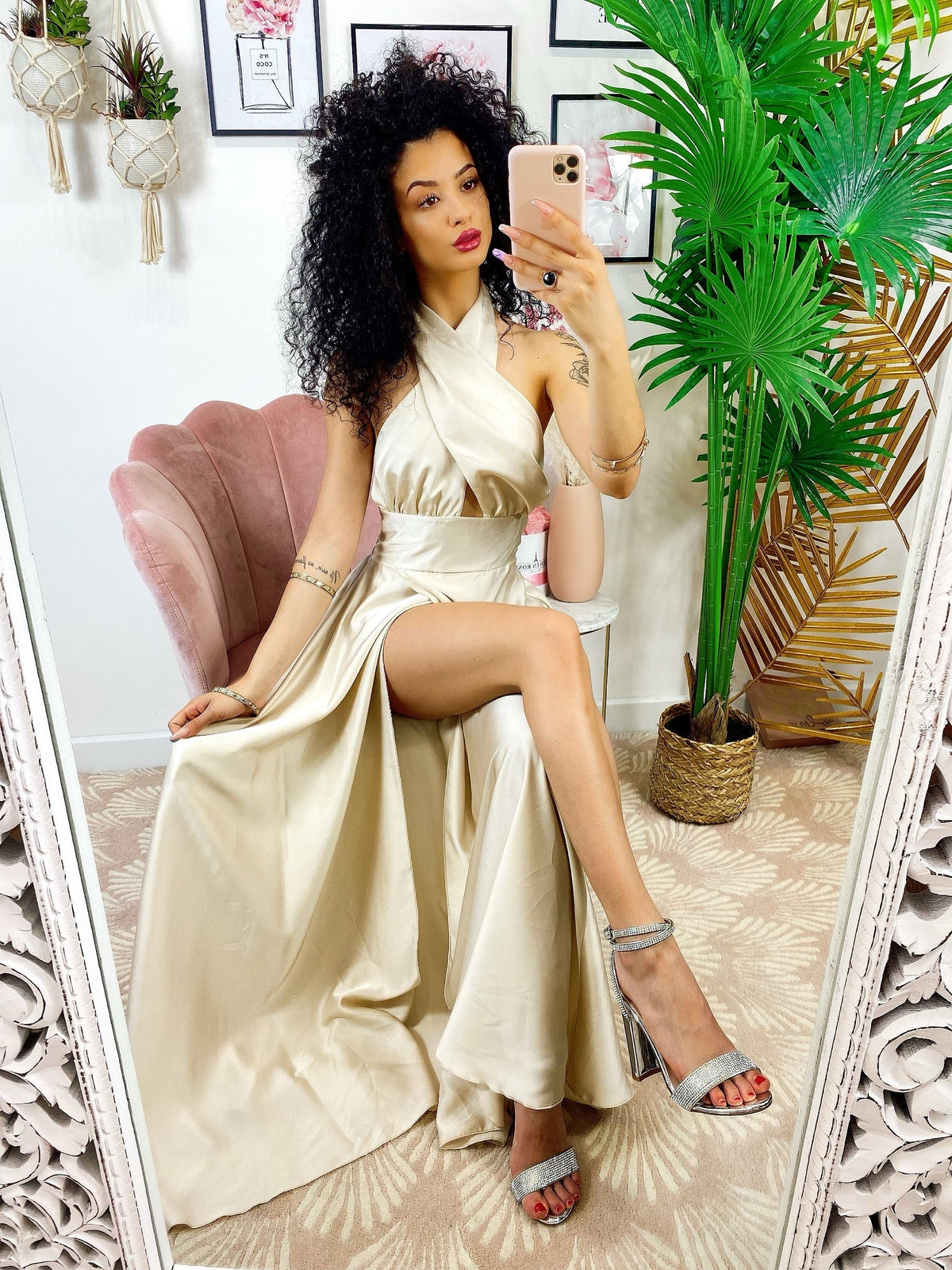 Abito in raso con maxi spacco incrociato beige