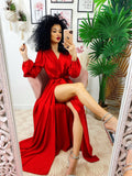 Abito in raso con maxi spacco manica lunga rosso