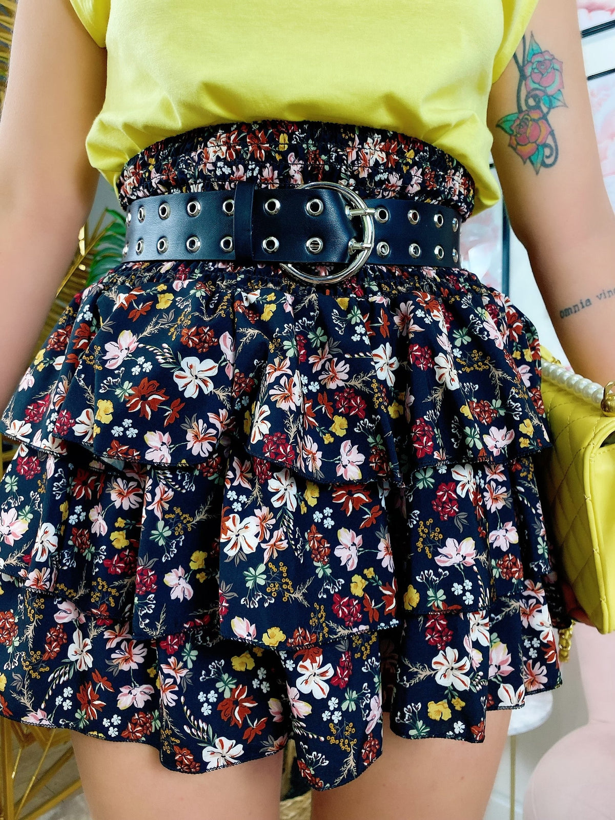 Gonna a balze con fiori rosa e bianchi