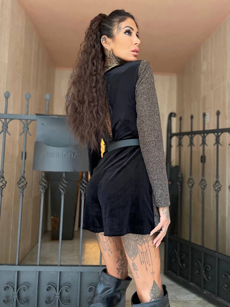 Tutina glitter nero e oro con cintura