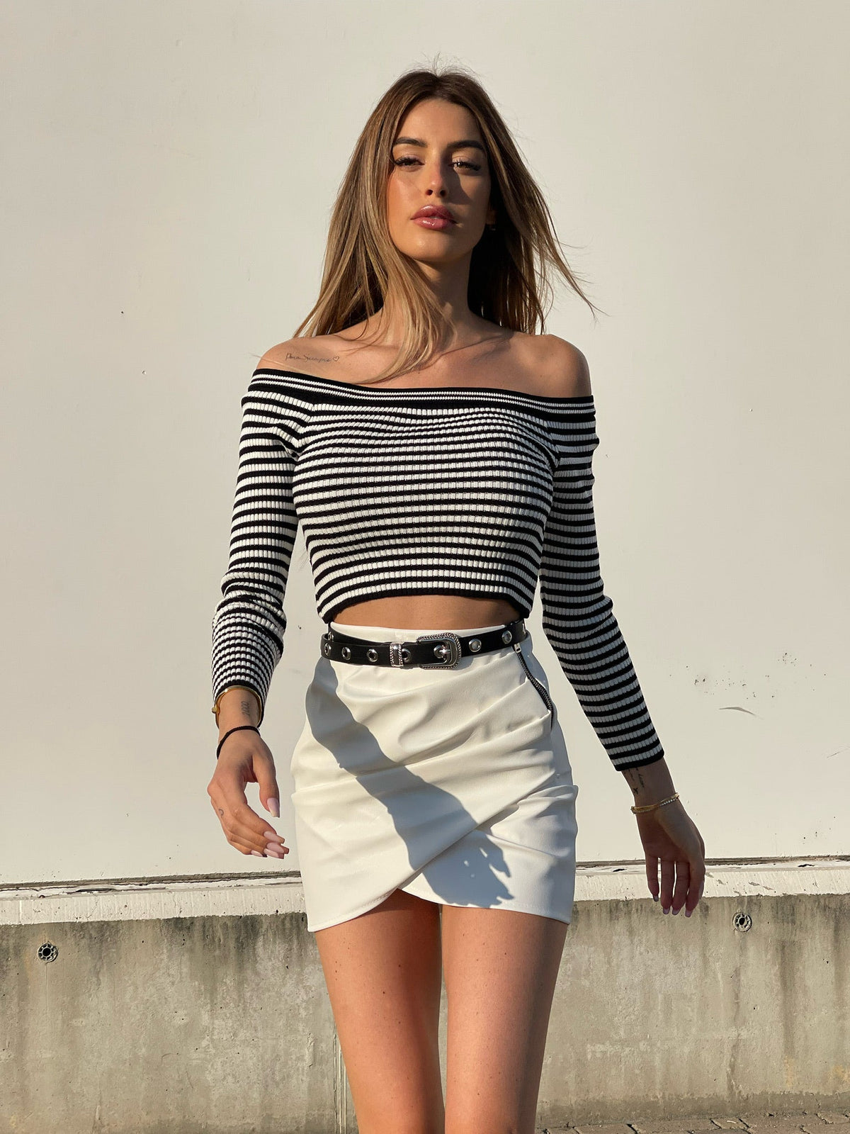 Gonna in ecopelle con zip laterale bianca