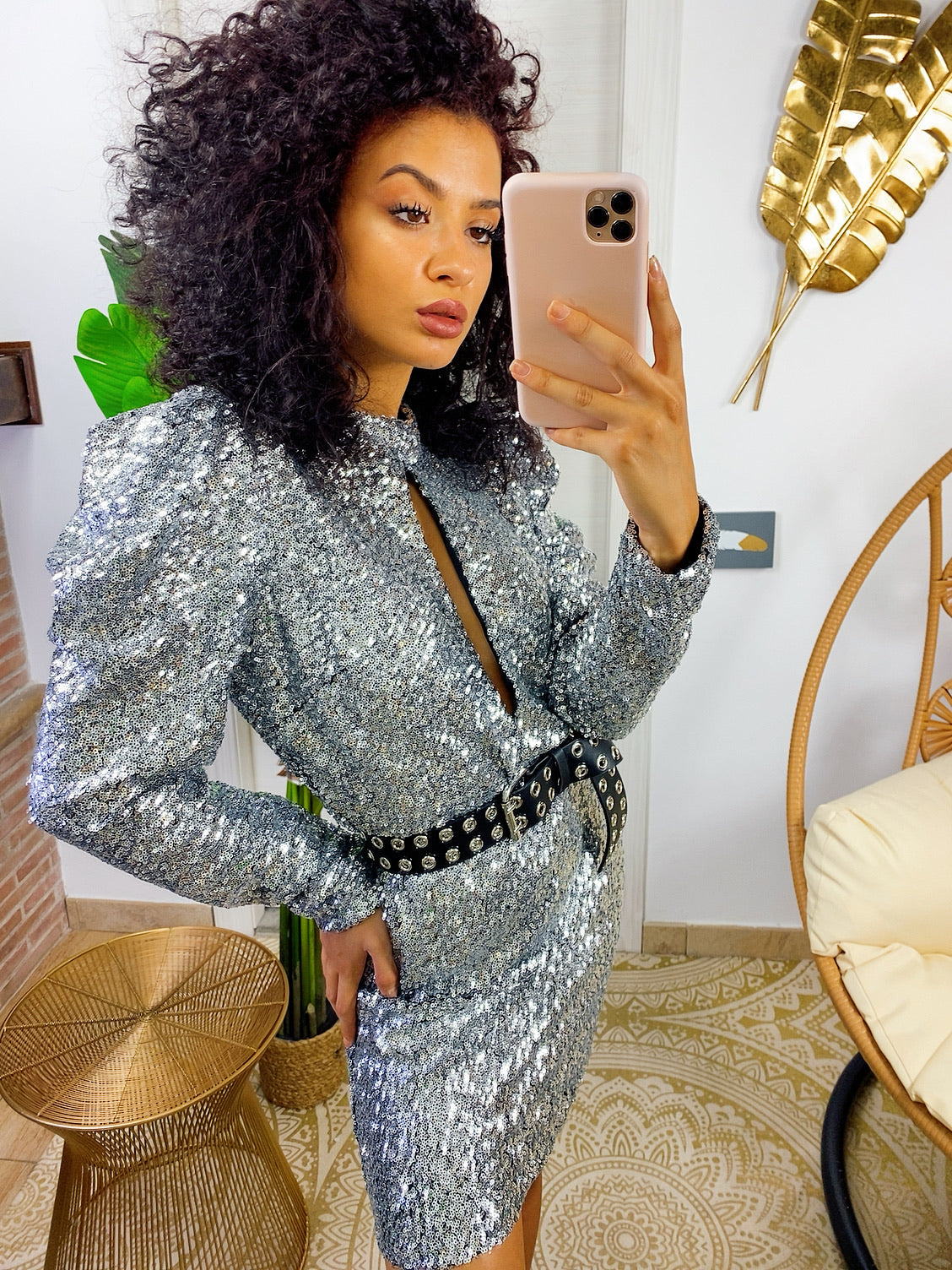Abito con paillettes e scollo manica bombata