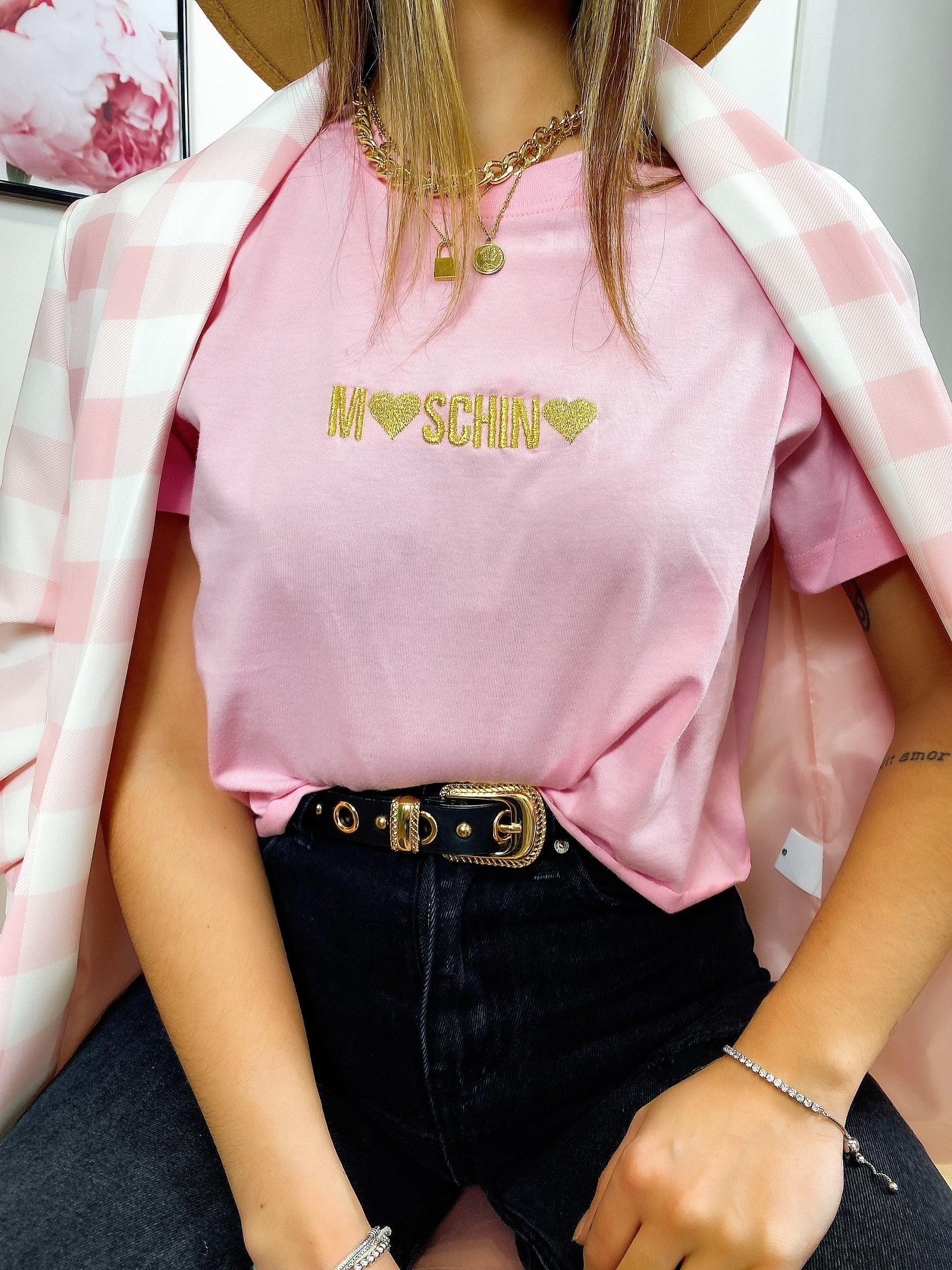 T-shirt con stampa e cuori