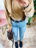 Jeans con strappi e cintura compresa