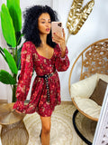 Abito bordeaux scollato con fiori rossi