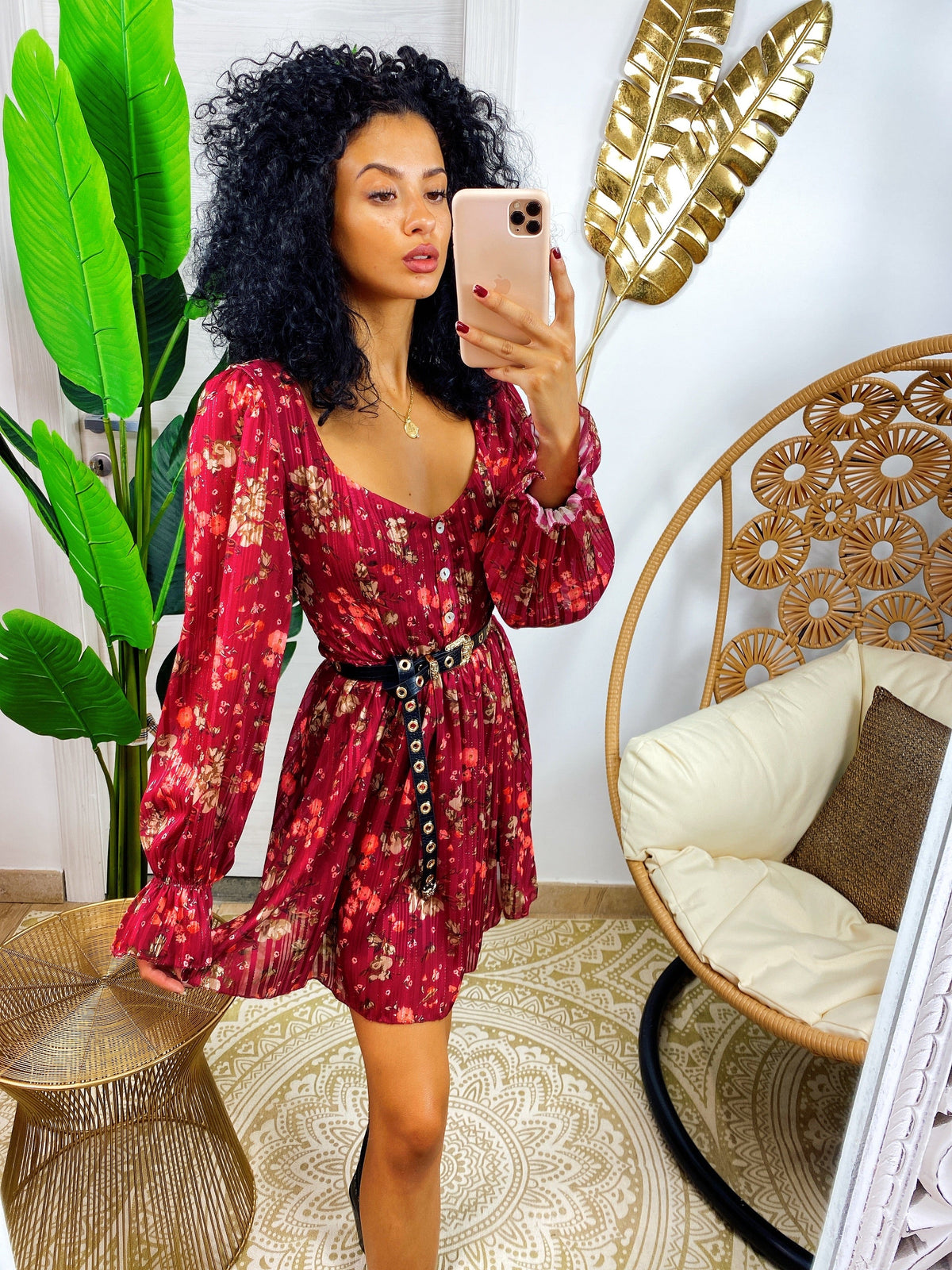 Abito bordeaux scollato con fiori rossi