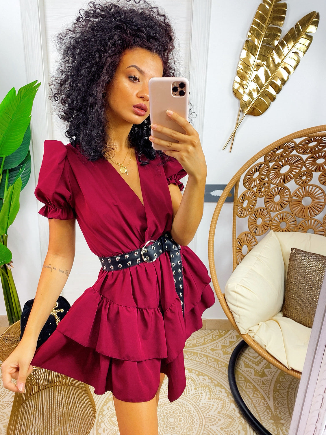 Abito corto bordeaux con gonna asimmetrica