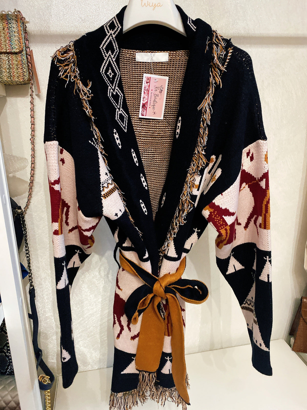 Cardigan frange e cinta con cavallo nero