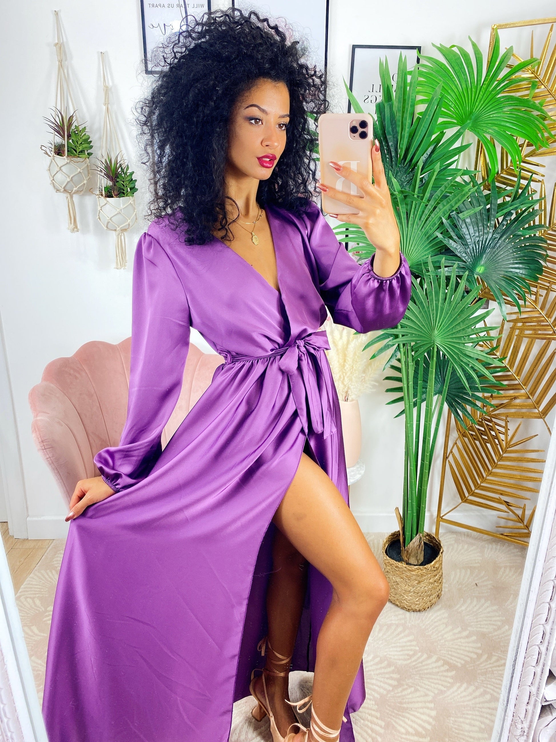 Abito in raso con maxi spacco e cintura purple