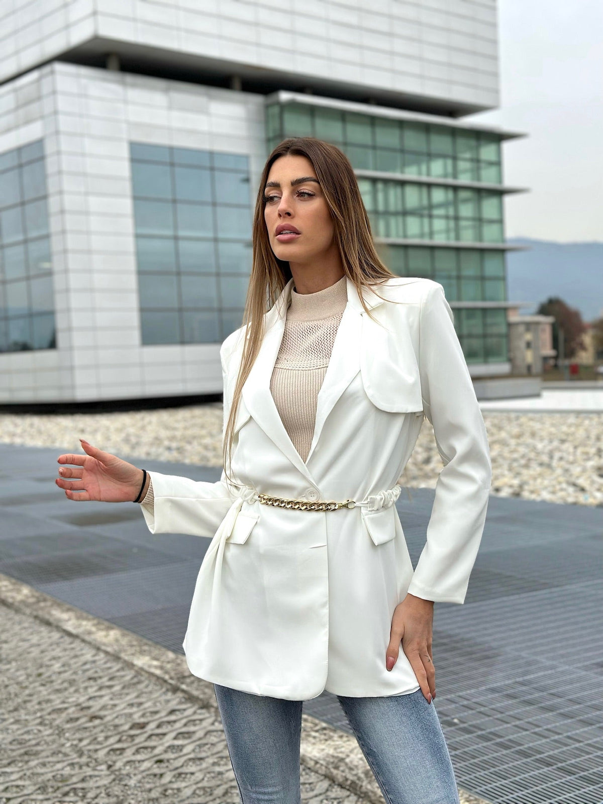 Blazer bianco con cintura