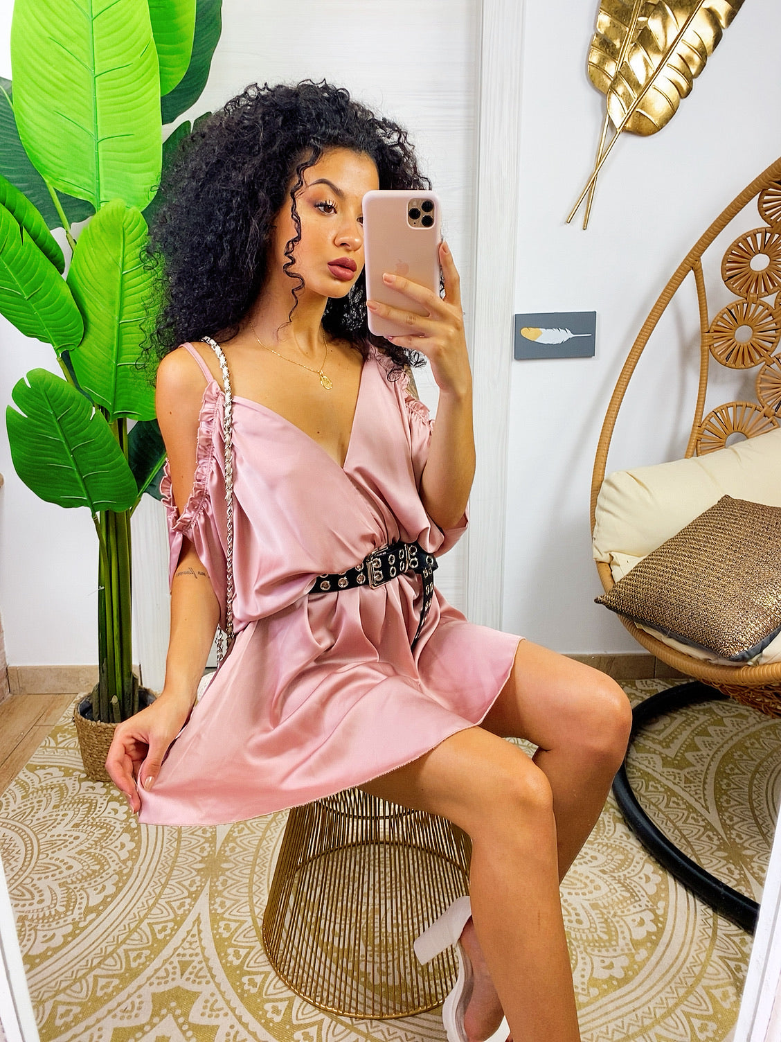 Abito in raso rosa con rouches