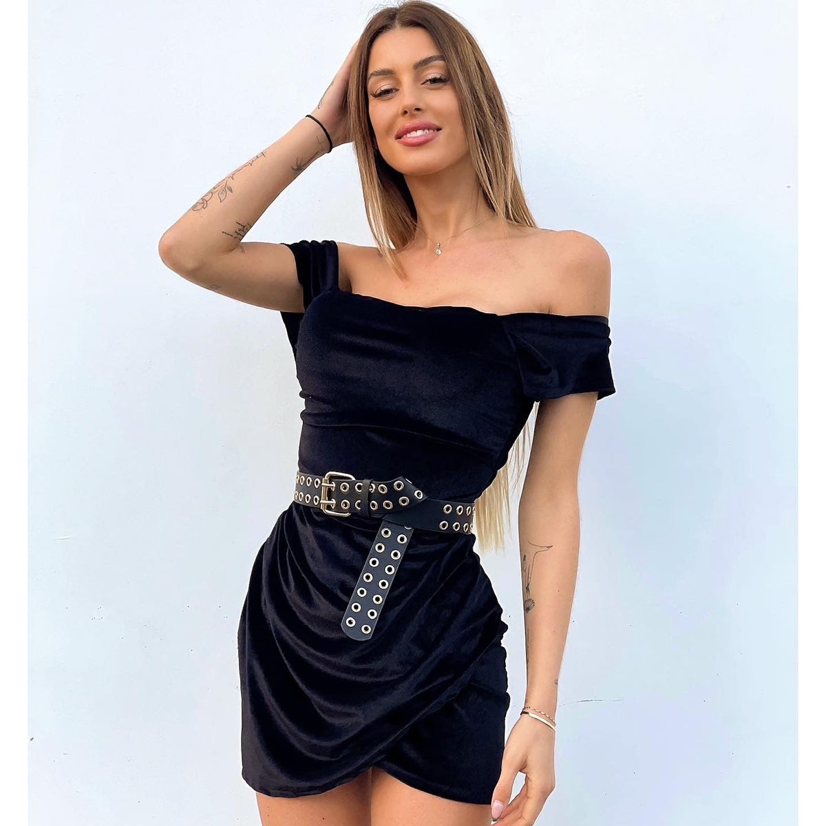 Abito in velluto nero scollo a barchetta