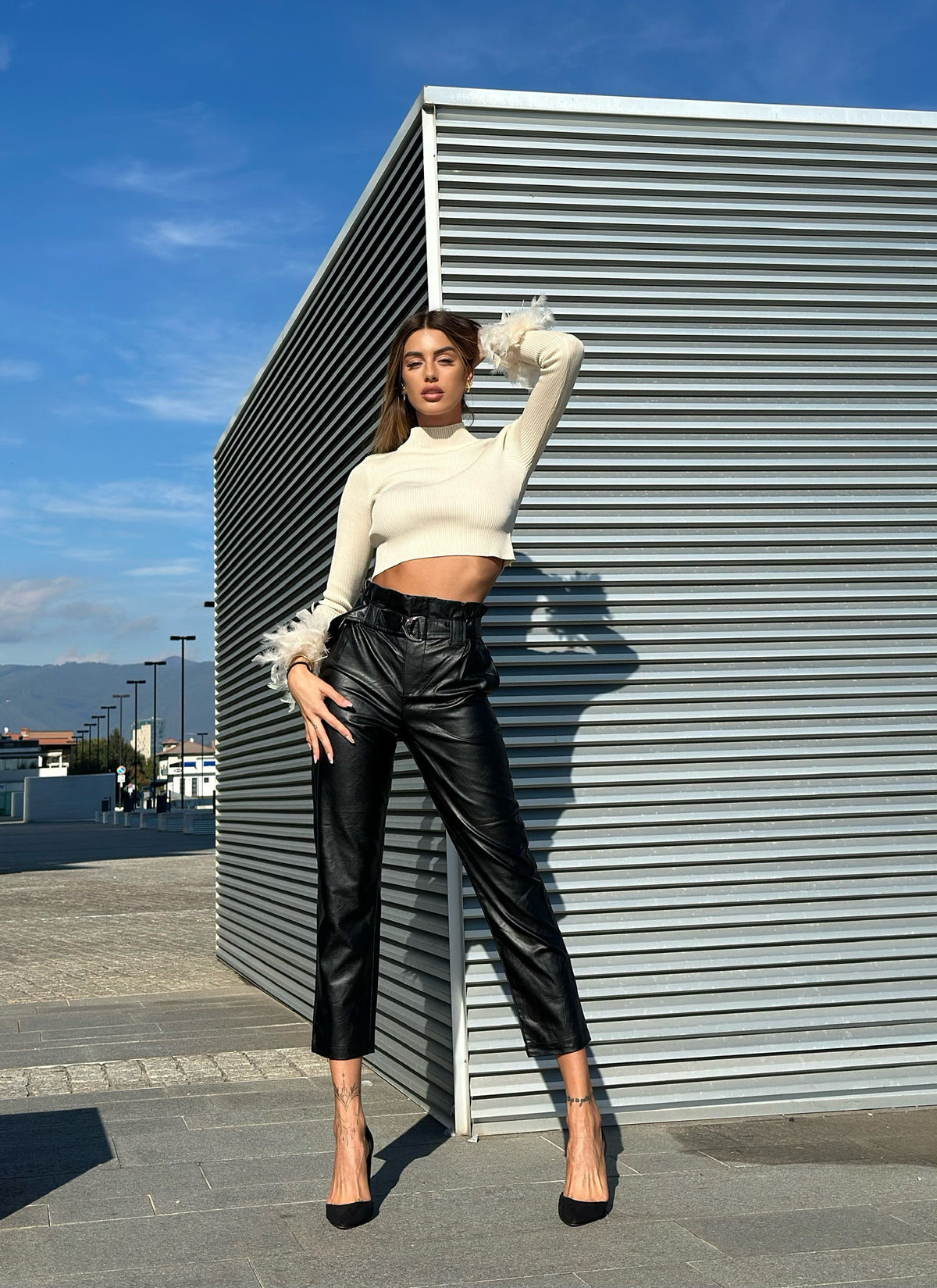 Pantalone in ecopelle con cintura