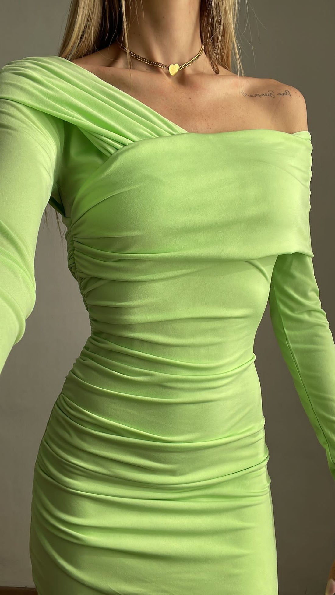 Abito menta con scollo a barchetta