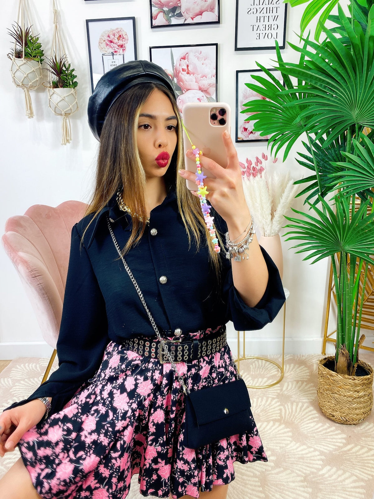Camicia nera con bottoni e borsetta