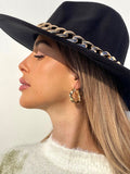 Cappello nero con catena oro