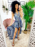 Abito con gonna asimmetrica e incrocio blu elettrico
