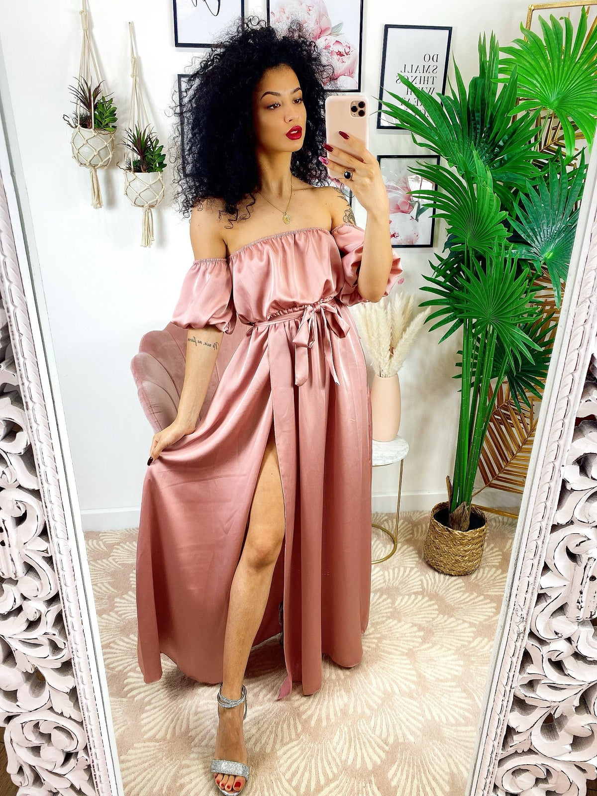 Abito in raso con maxi spacco rosa
