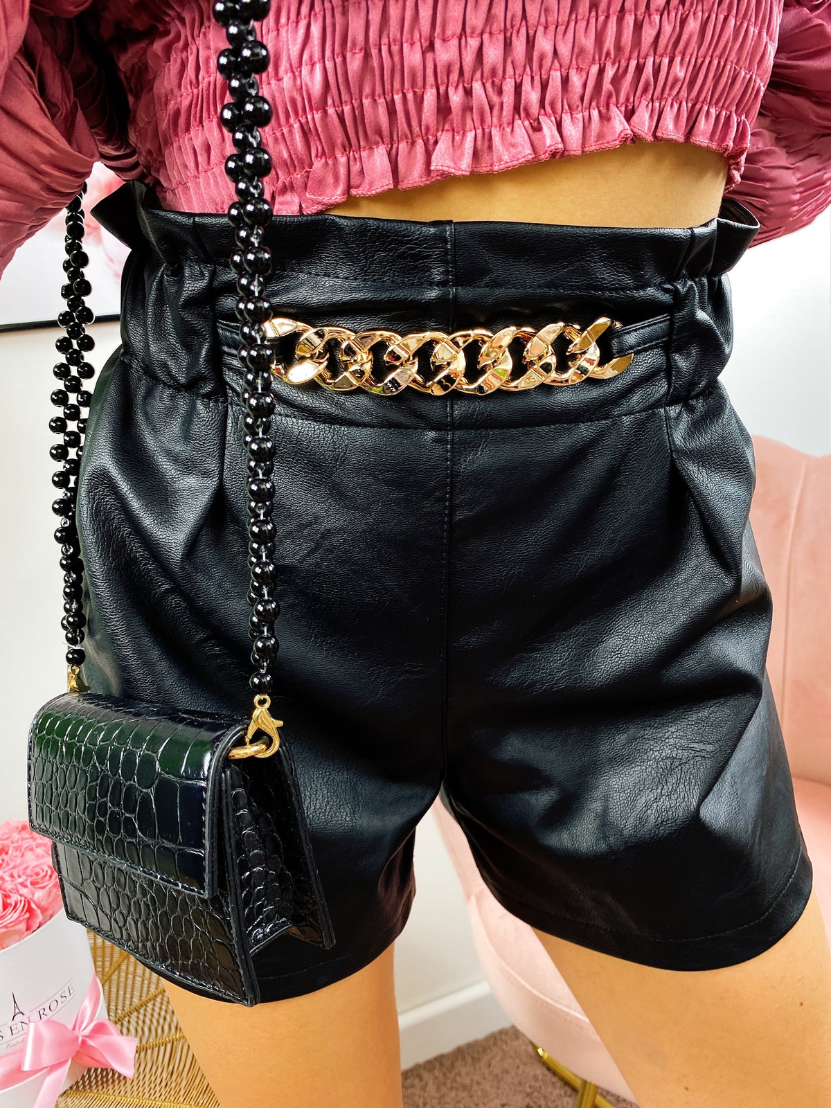 Short in eco pelle con catena