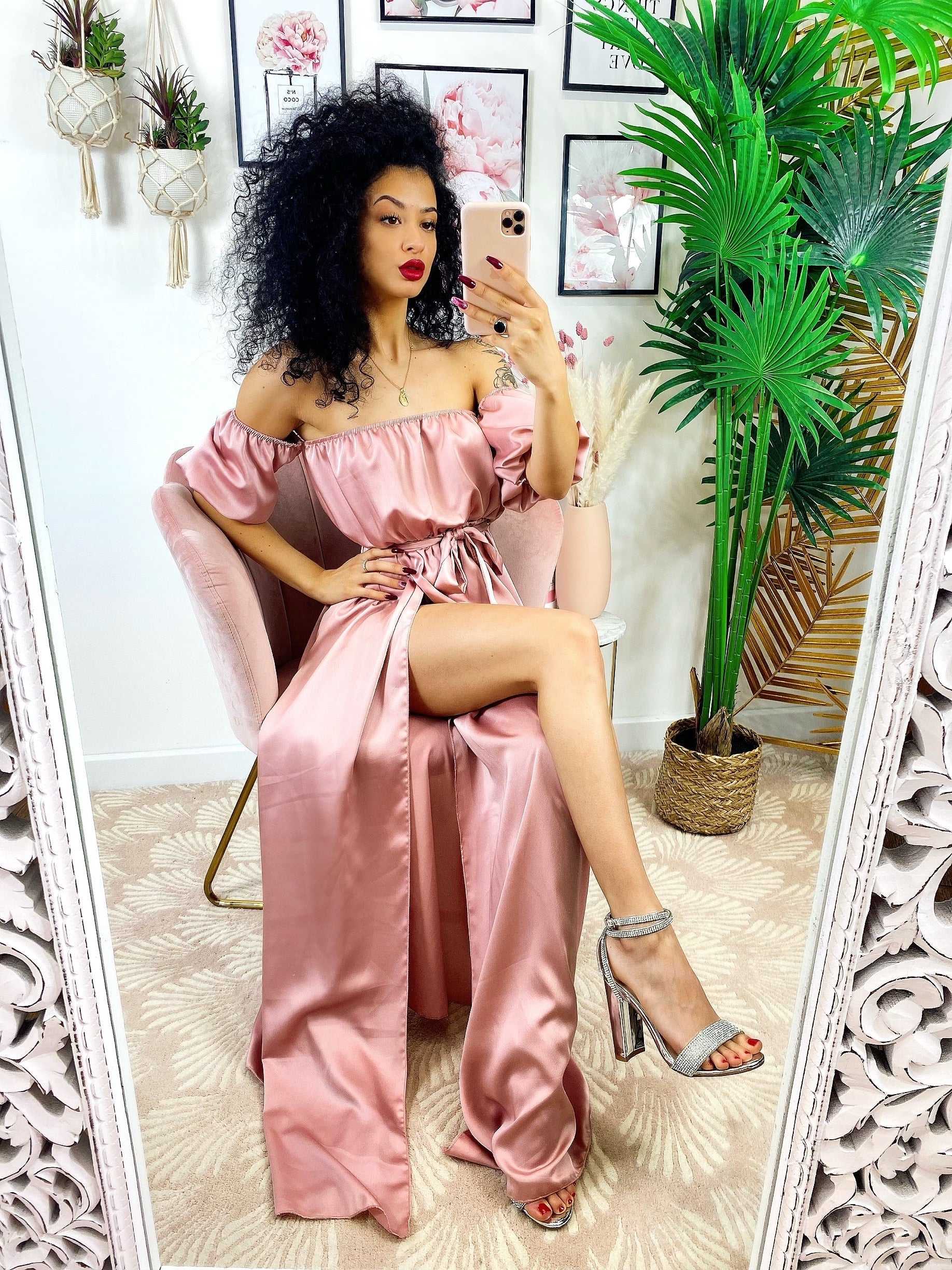 Abito in raso con maxi spacco rosa