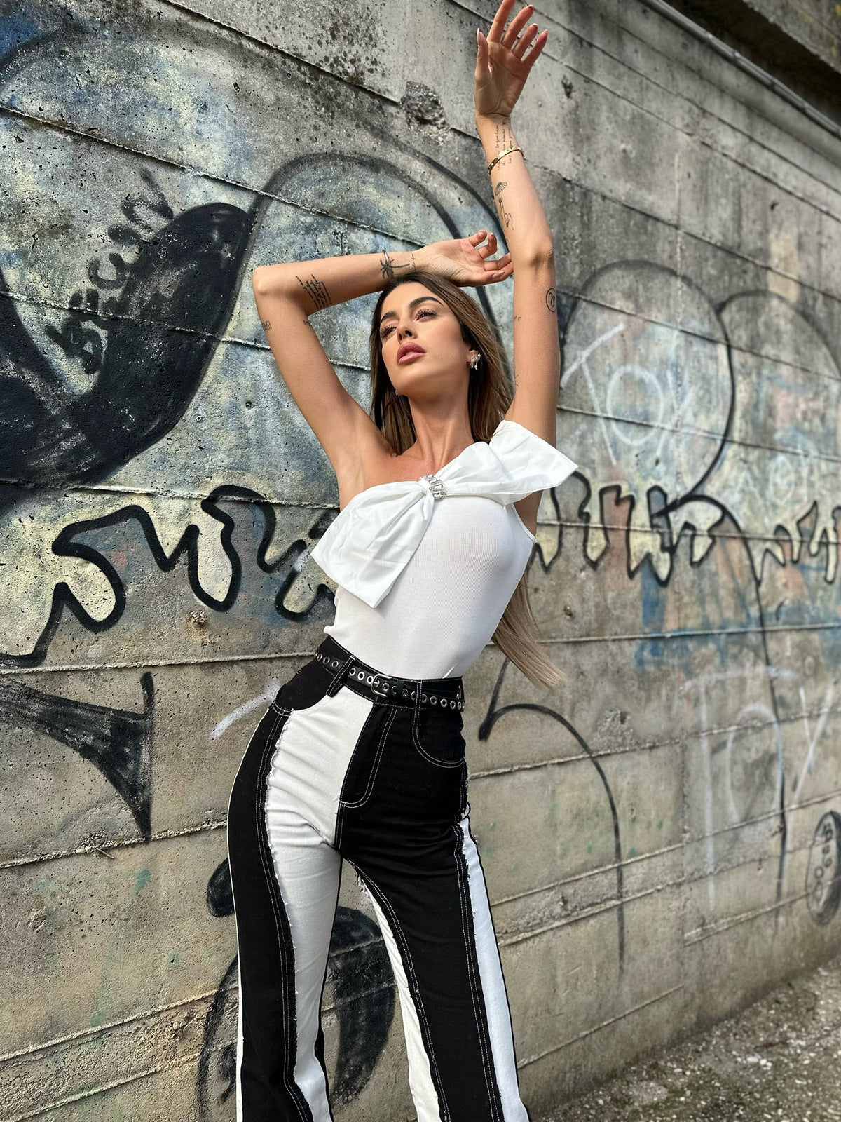 Body monospalla con fiocco bianco