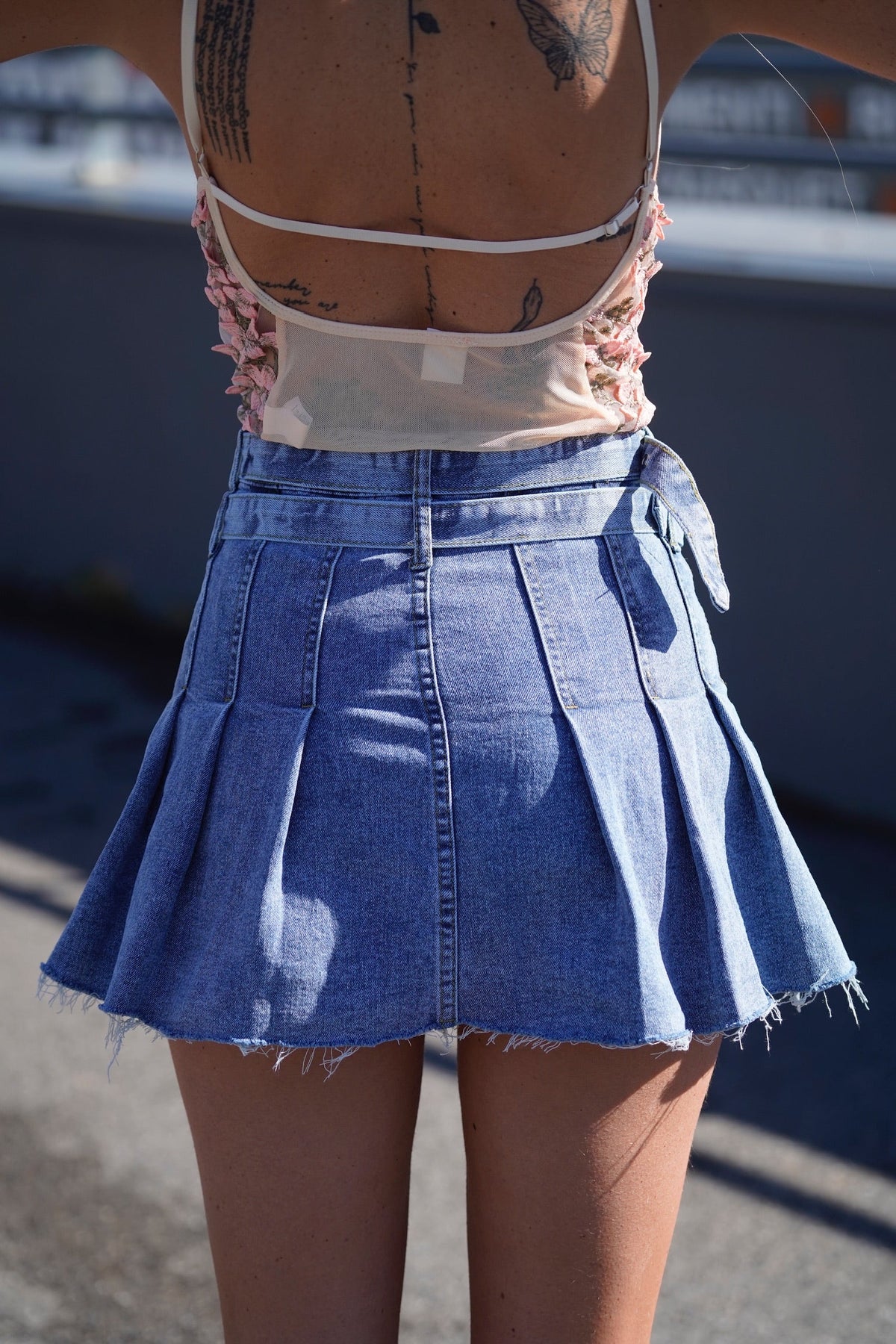 Gonna in jeans con pieghe e cinture