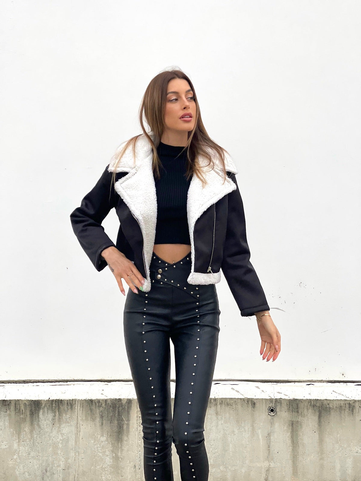 Pantalone in ecopelle con borchie