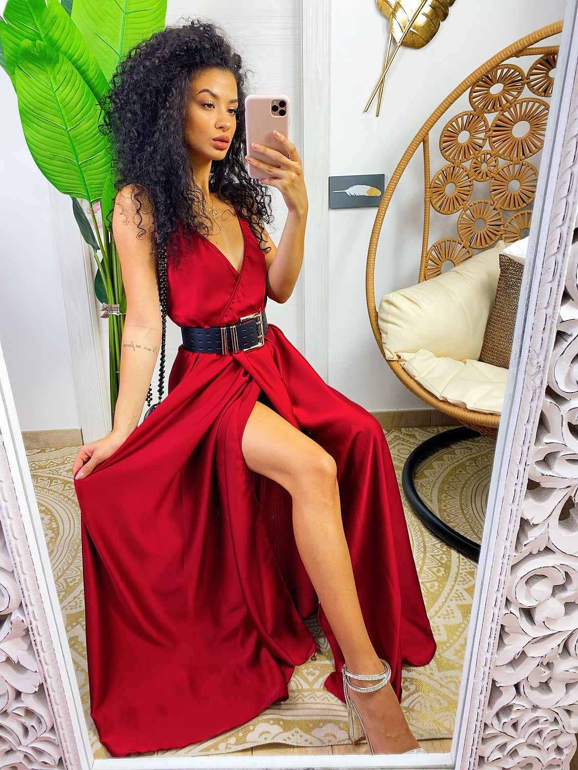 Abito in raso con maxi spacco rosso