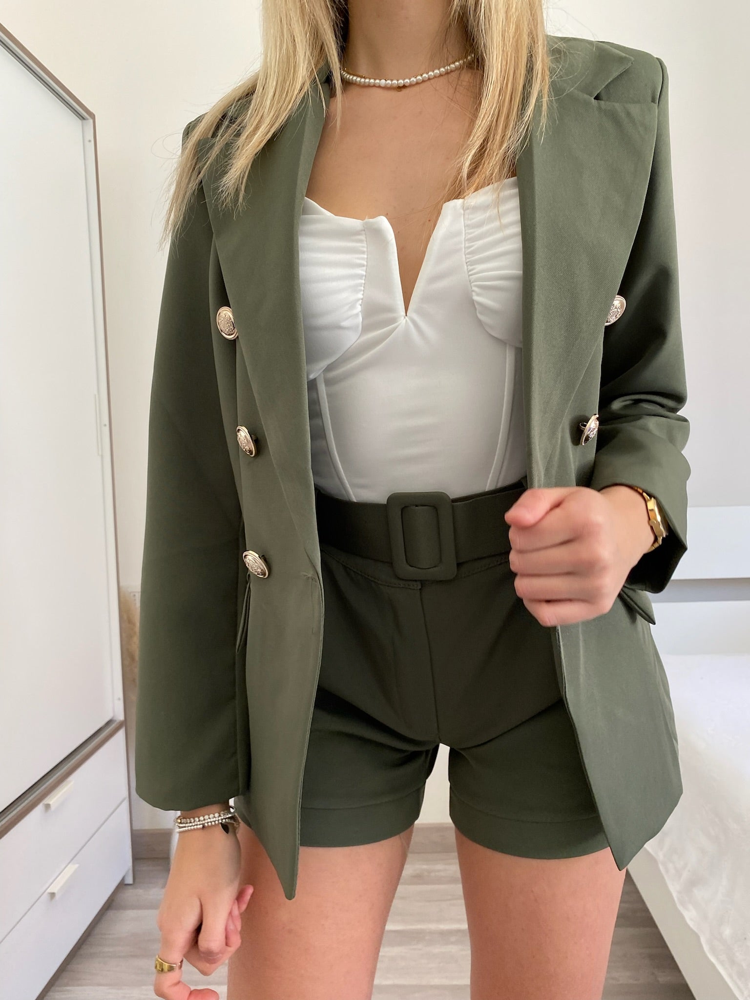 Completo giacca con bottoni e short verde militare