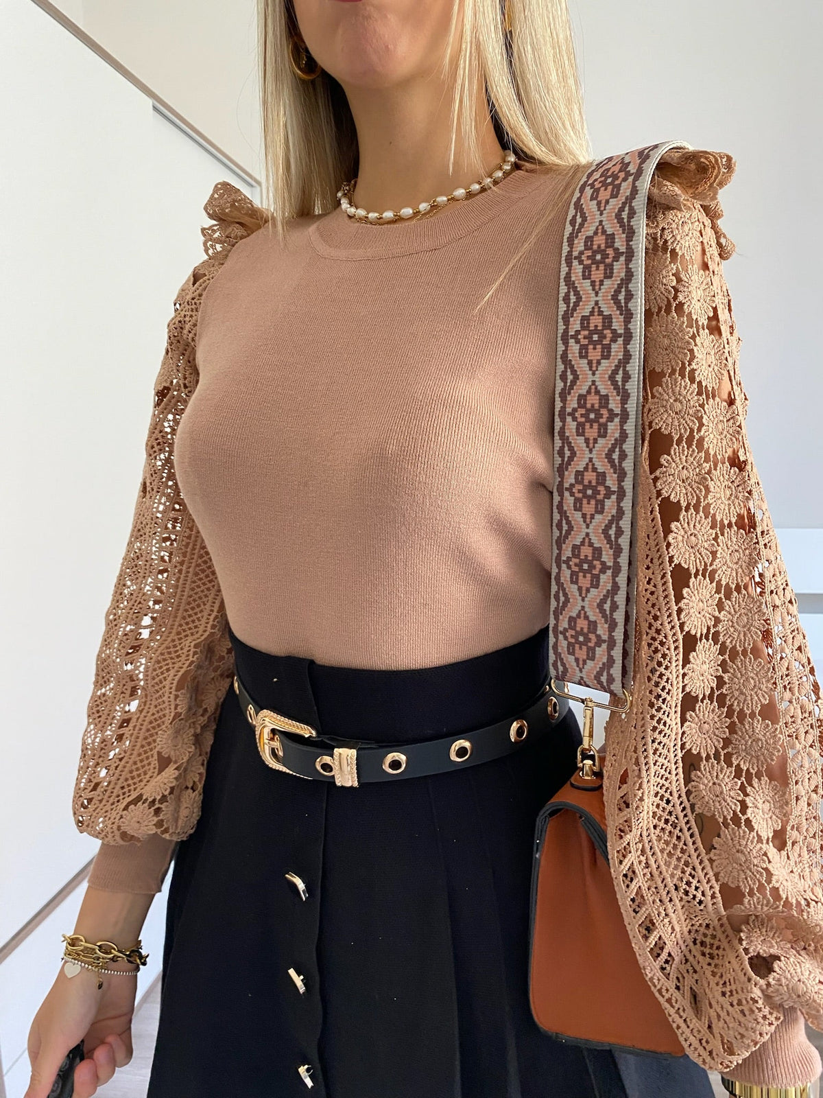 Maglioncino Camel con maniche in pizzo