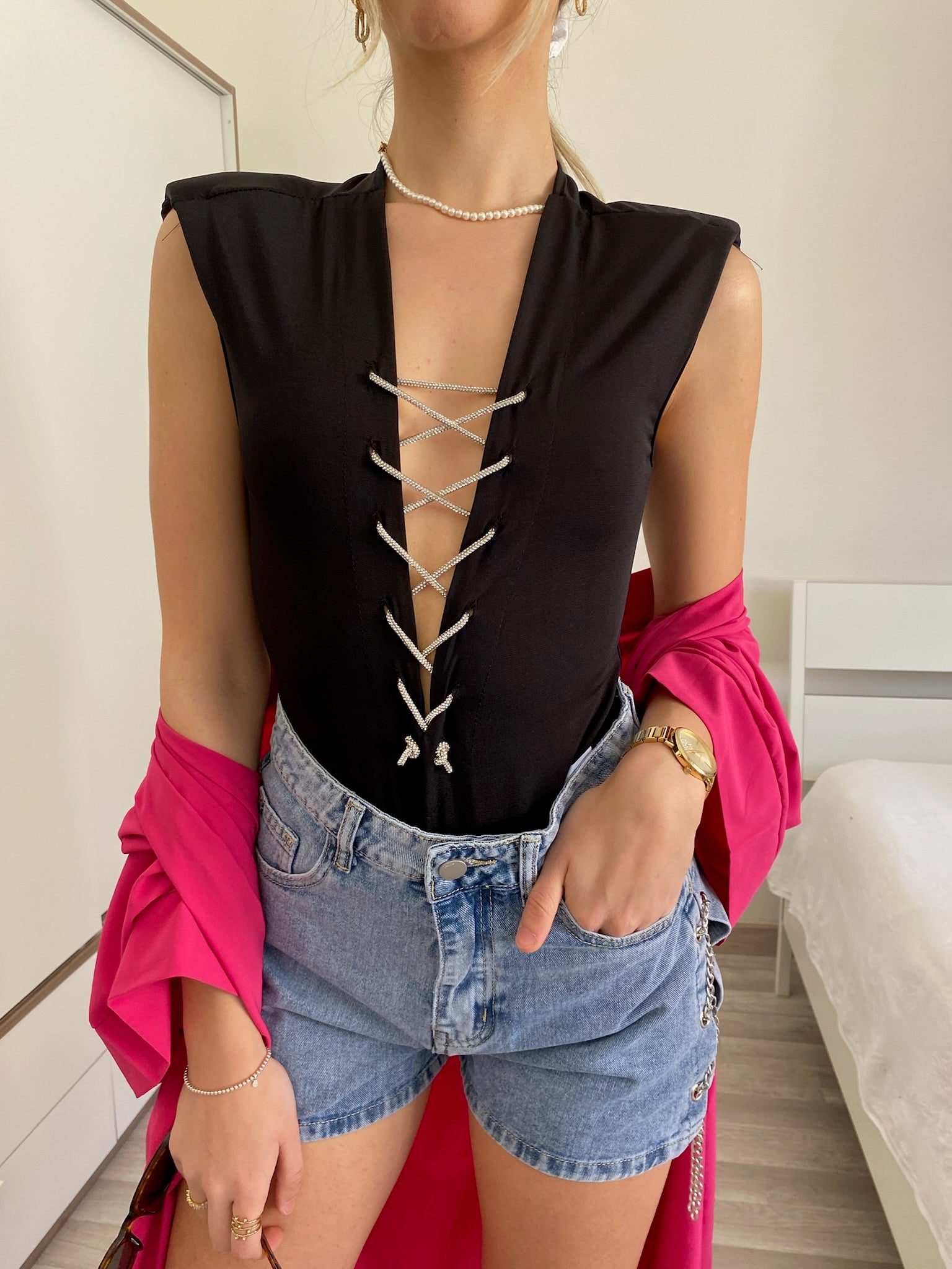 Short in jeans con catene laterali