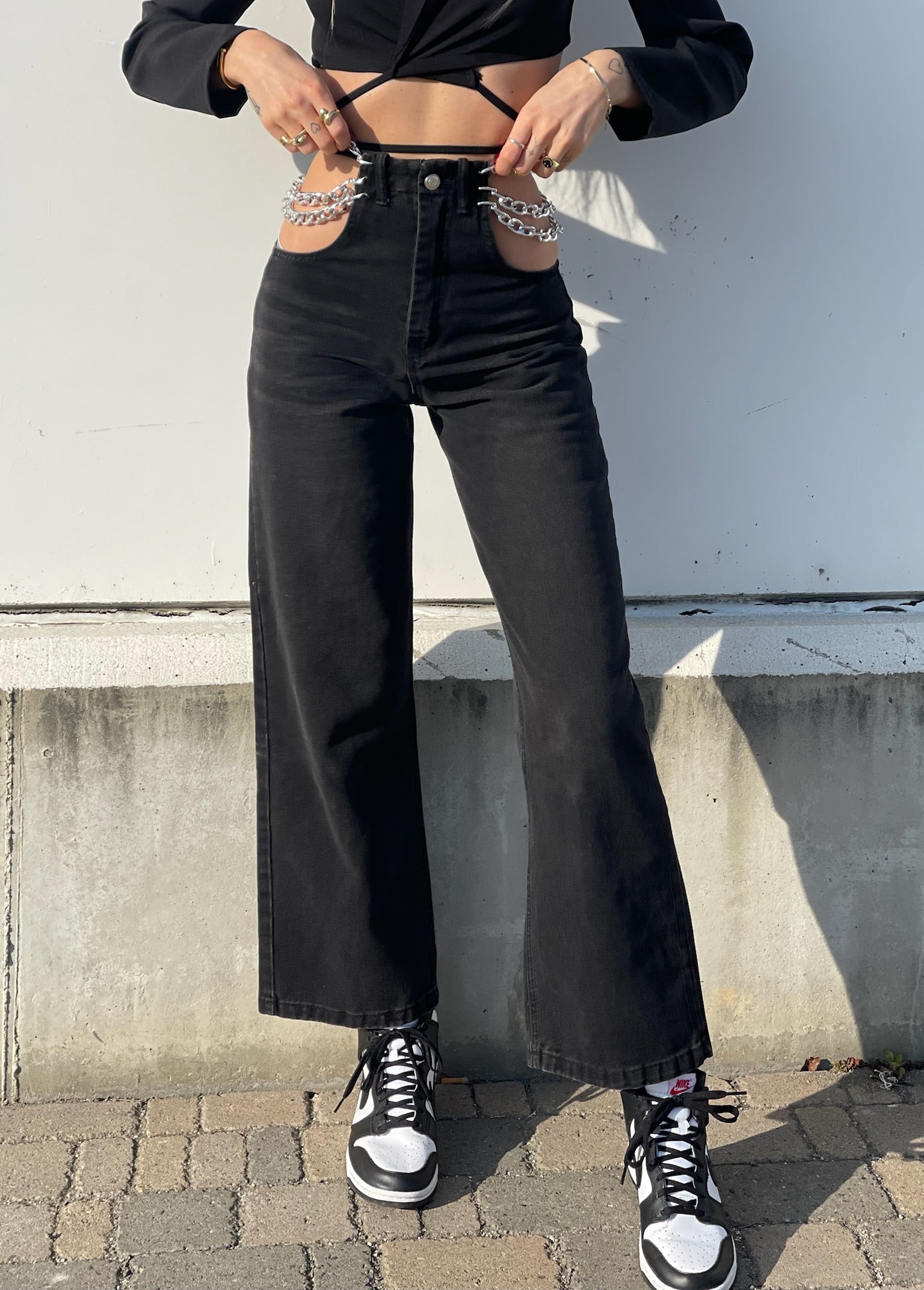 Jeans nero con doppia catena argento