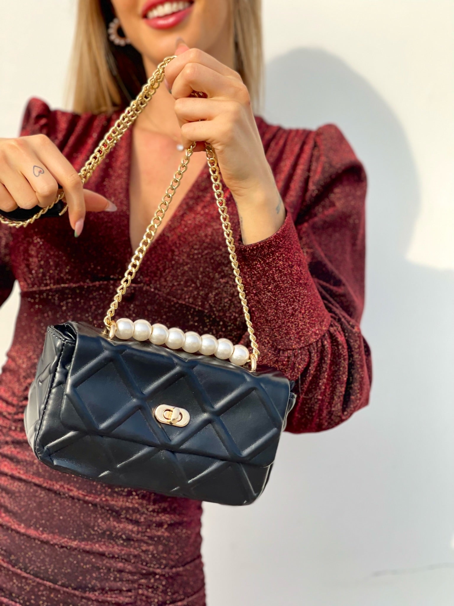 Borsa nera con perle