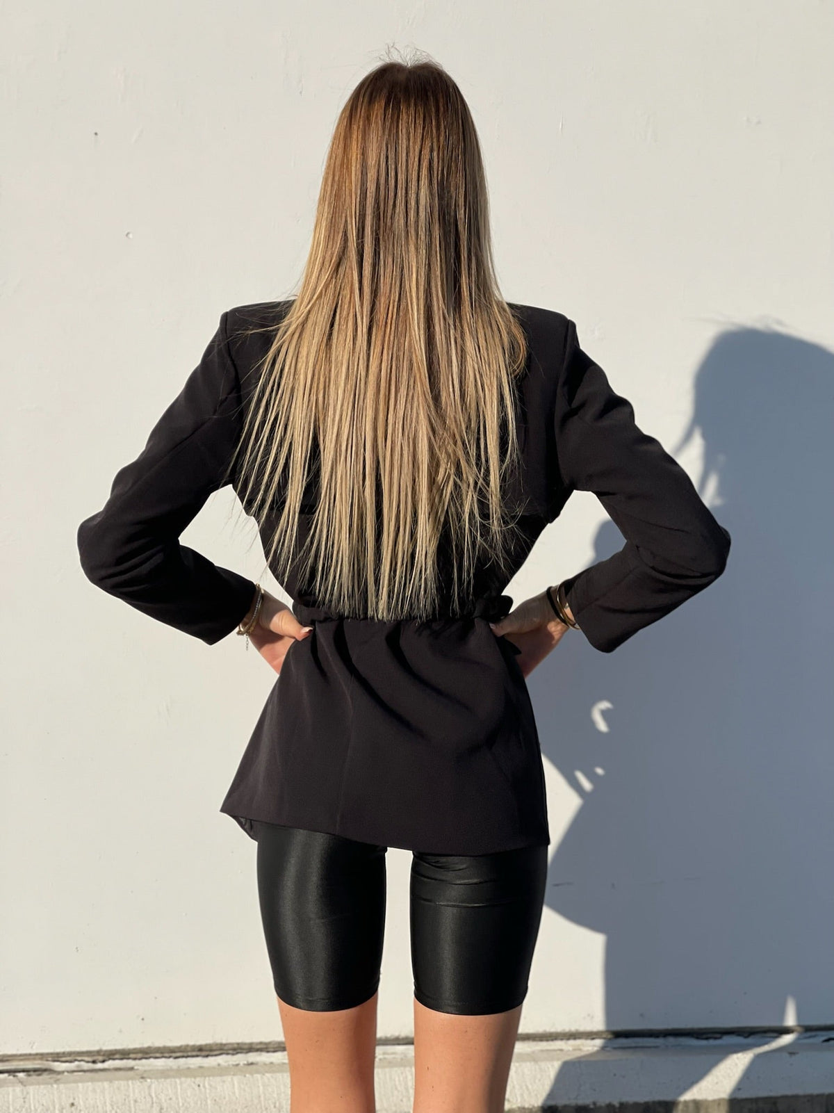Blazer over nero con cintura