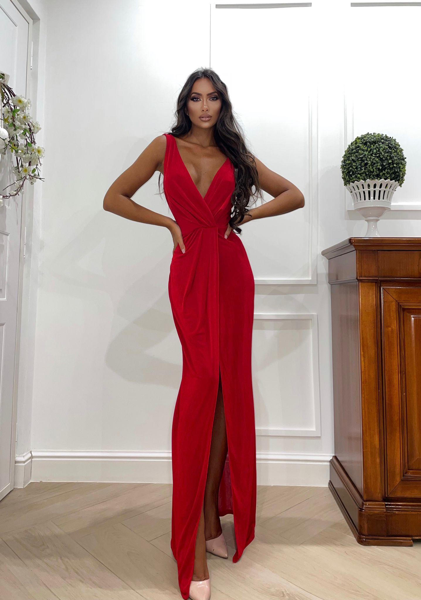 Abito aderente con scollo a V e spacco rosso