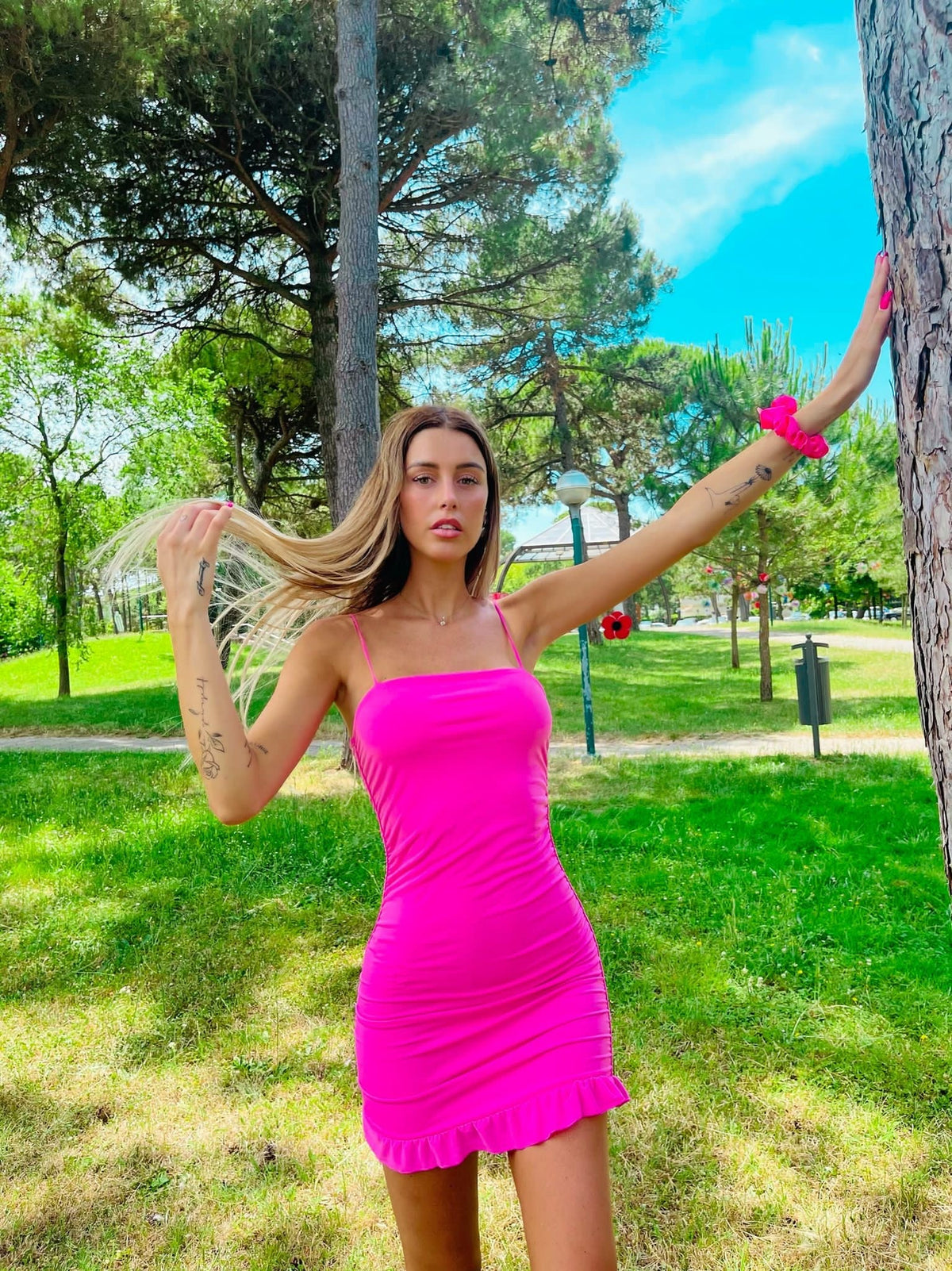 Abito aderente con rouches fuxia