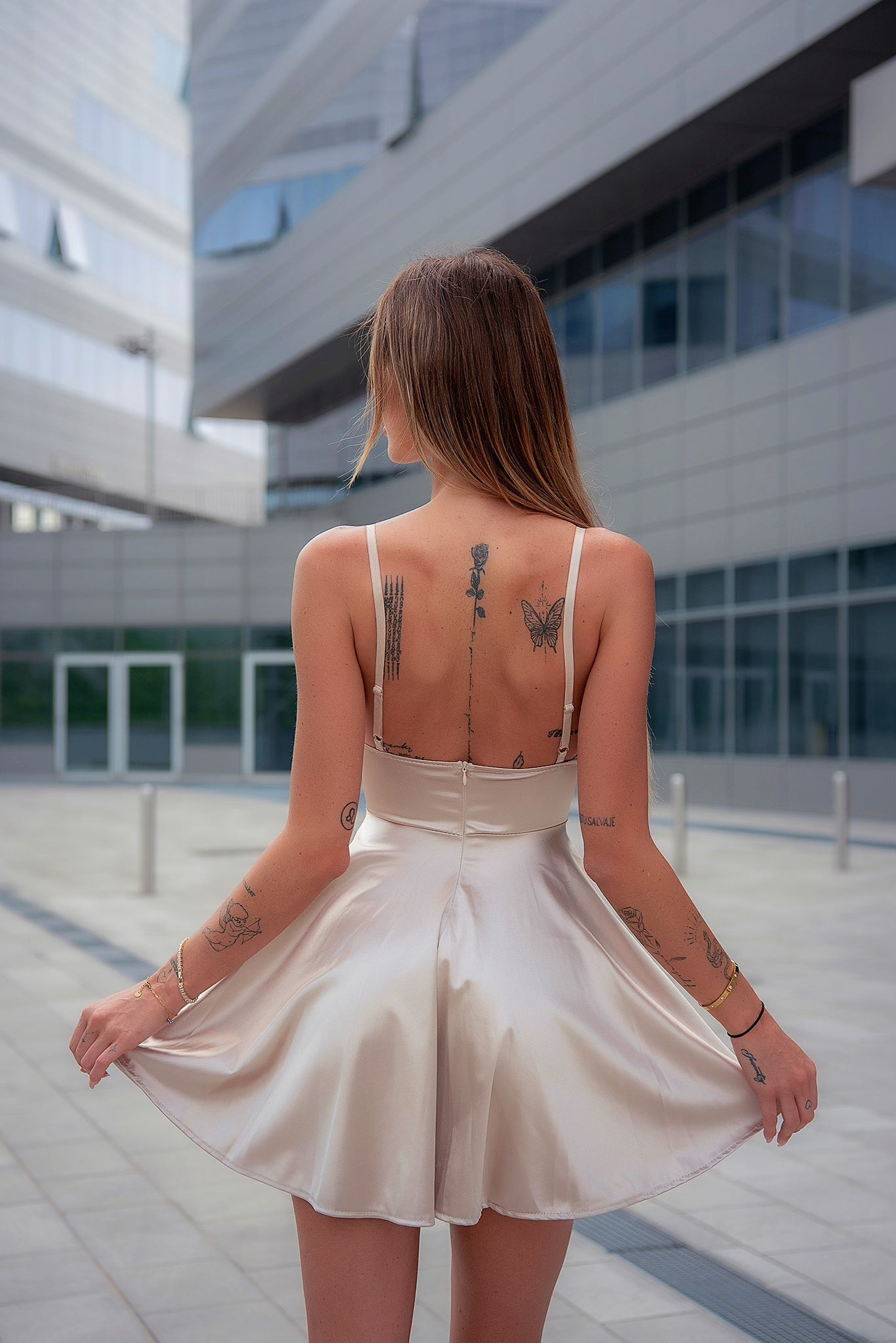 Abito in raso beige corto