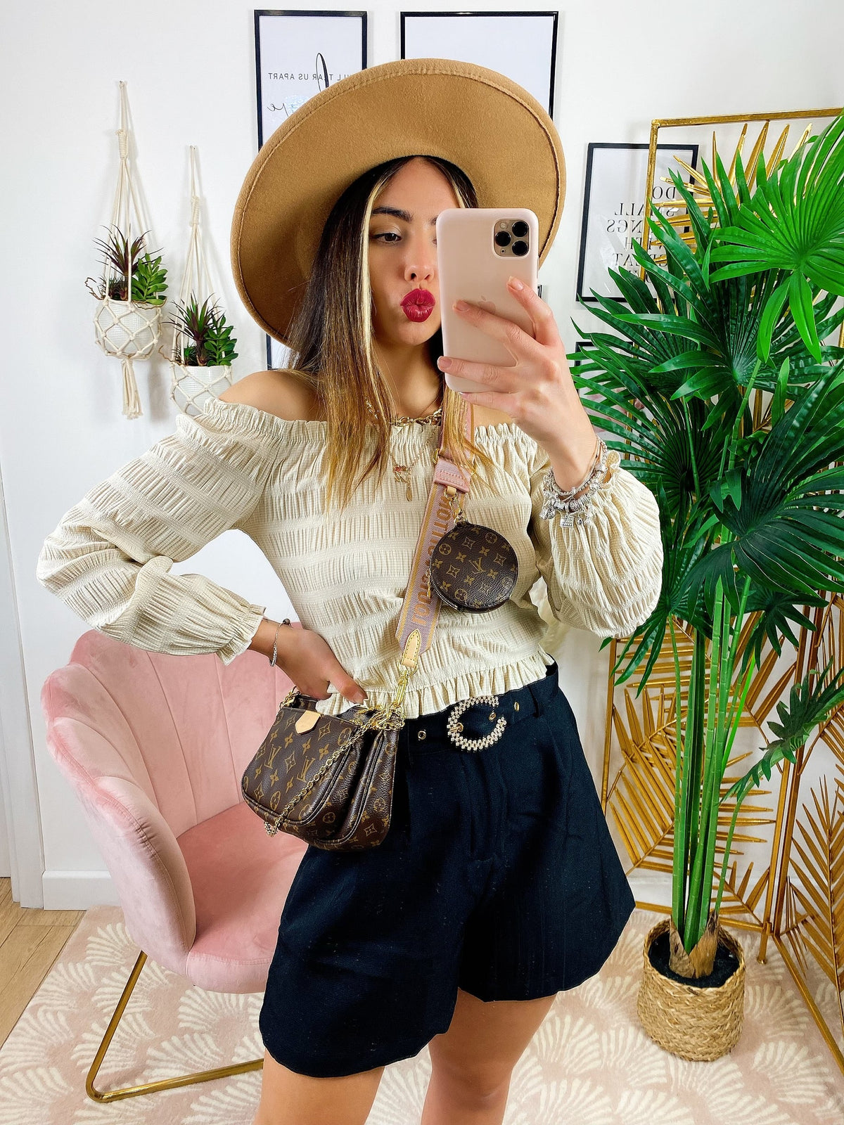 Blusa scollo a barchetta beige