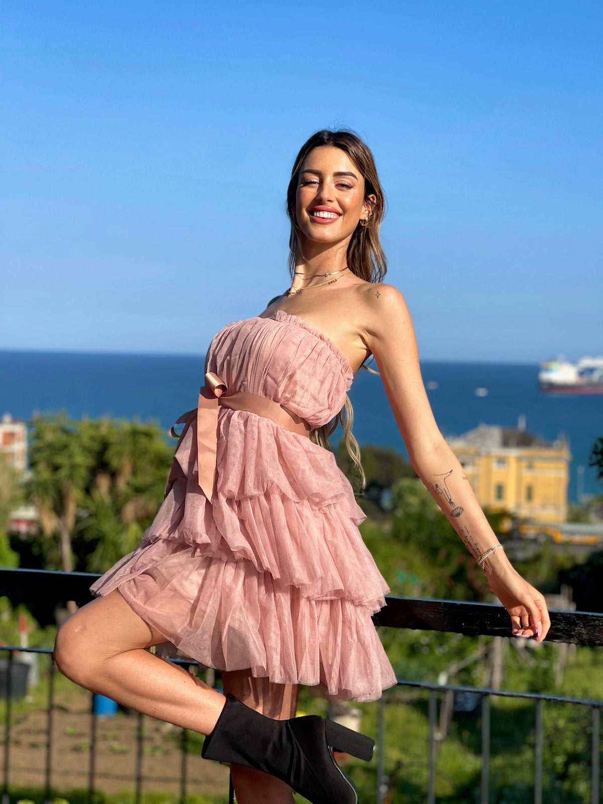 Abito in tulle a fascia cipria
