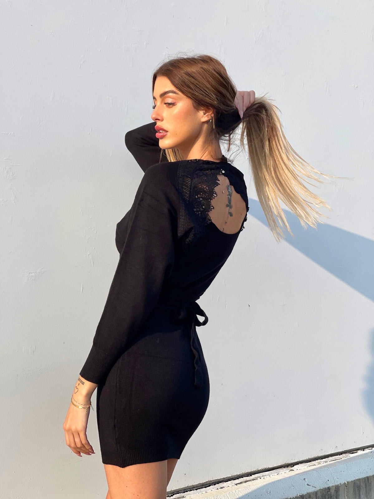 Abito in maglia schiena aperta con pizzo