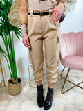 Pantalone con tasche laterali e cintura beige