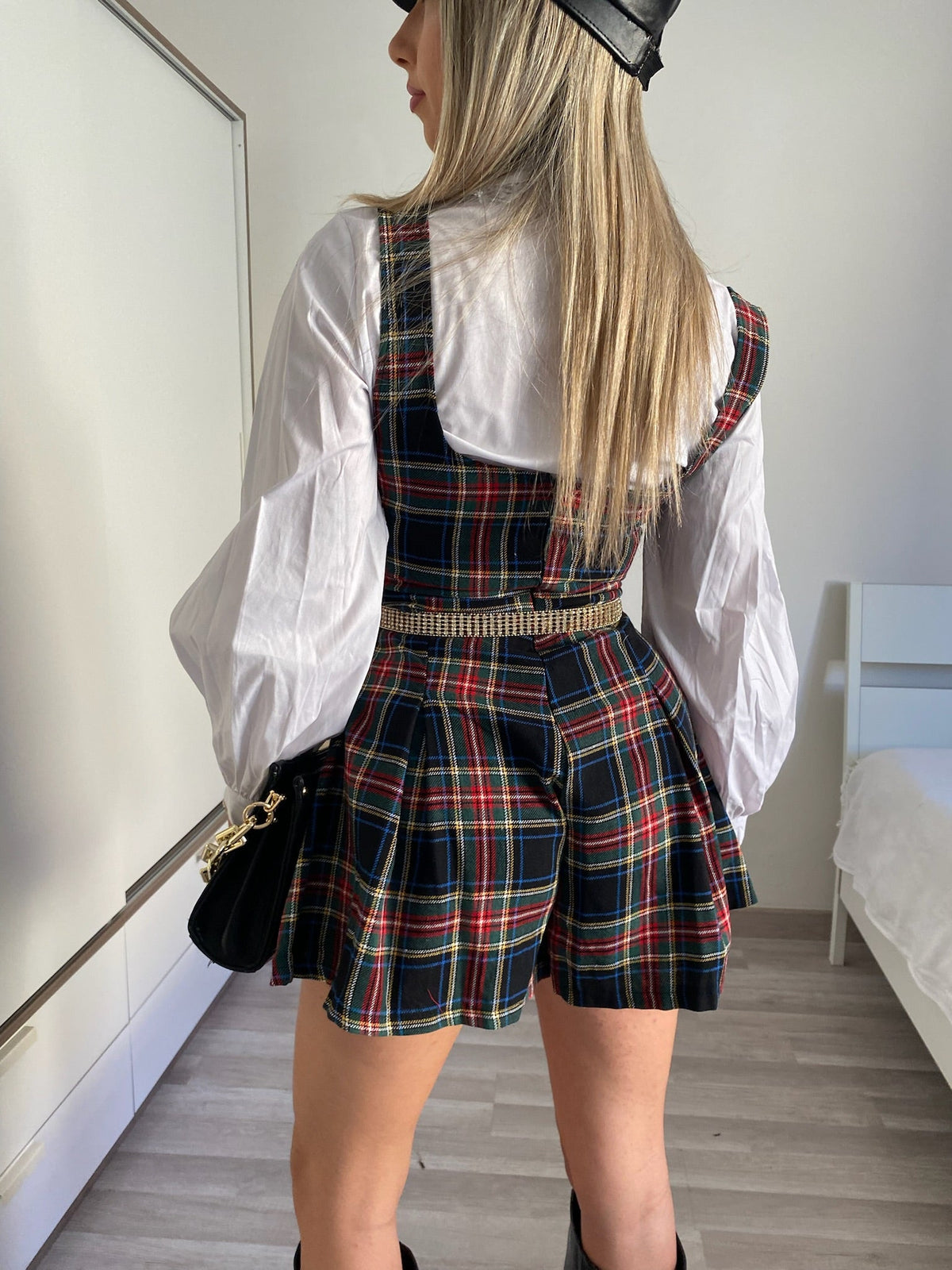 Salopette scozzese con camicia blu