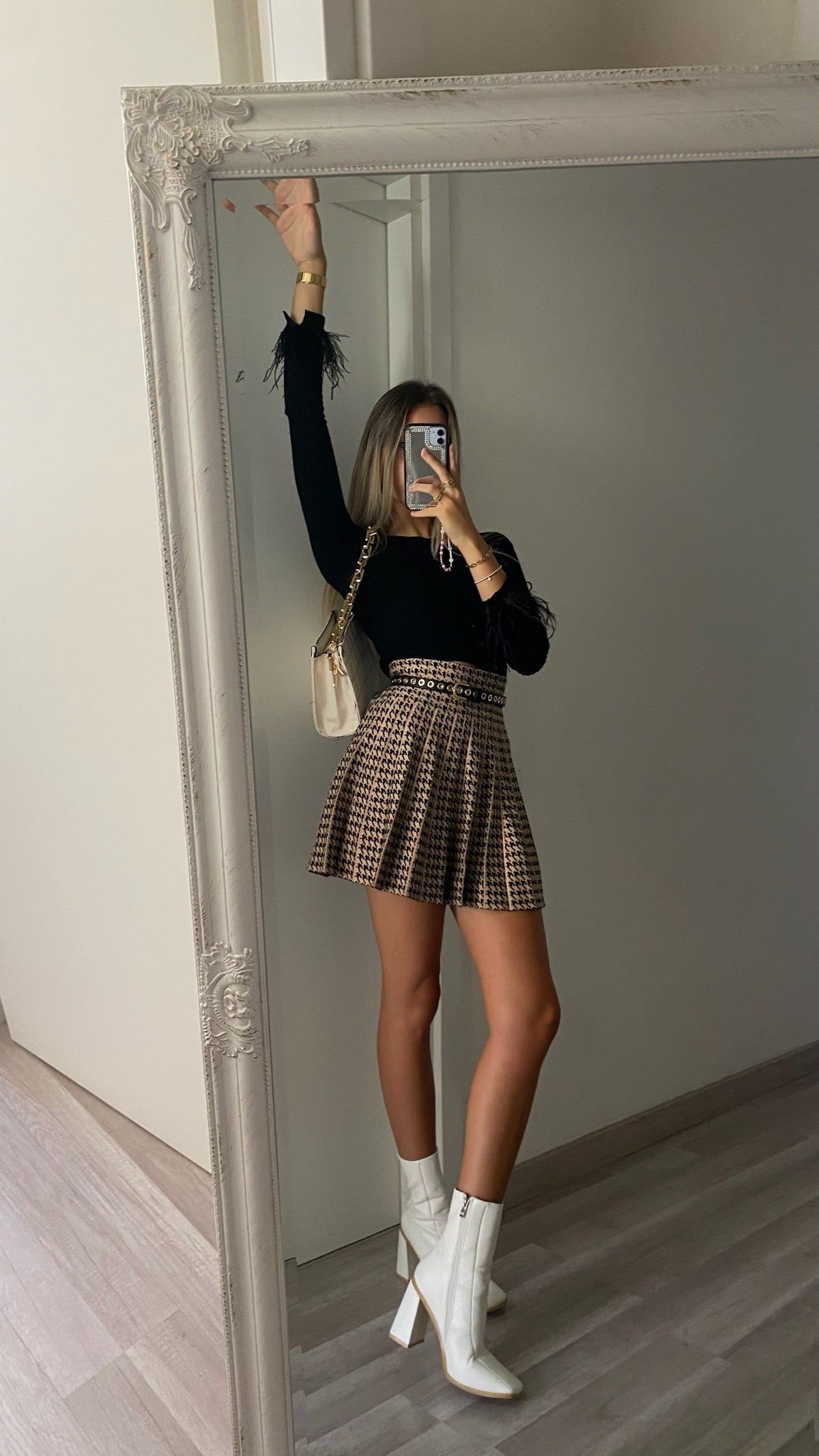 Maglioncino crop nero con piume