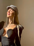 Cappello bianco e nero catena oro