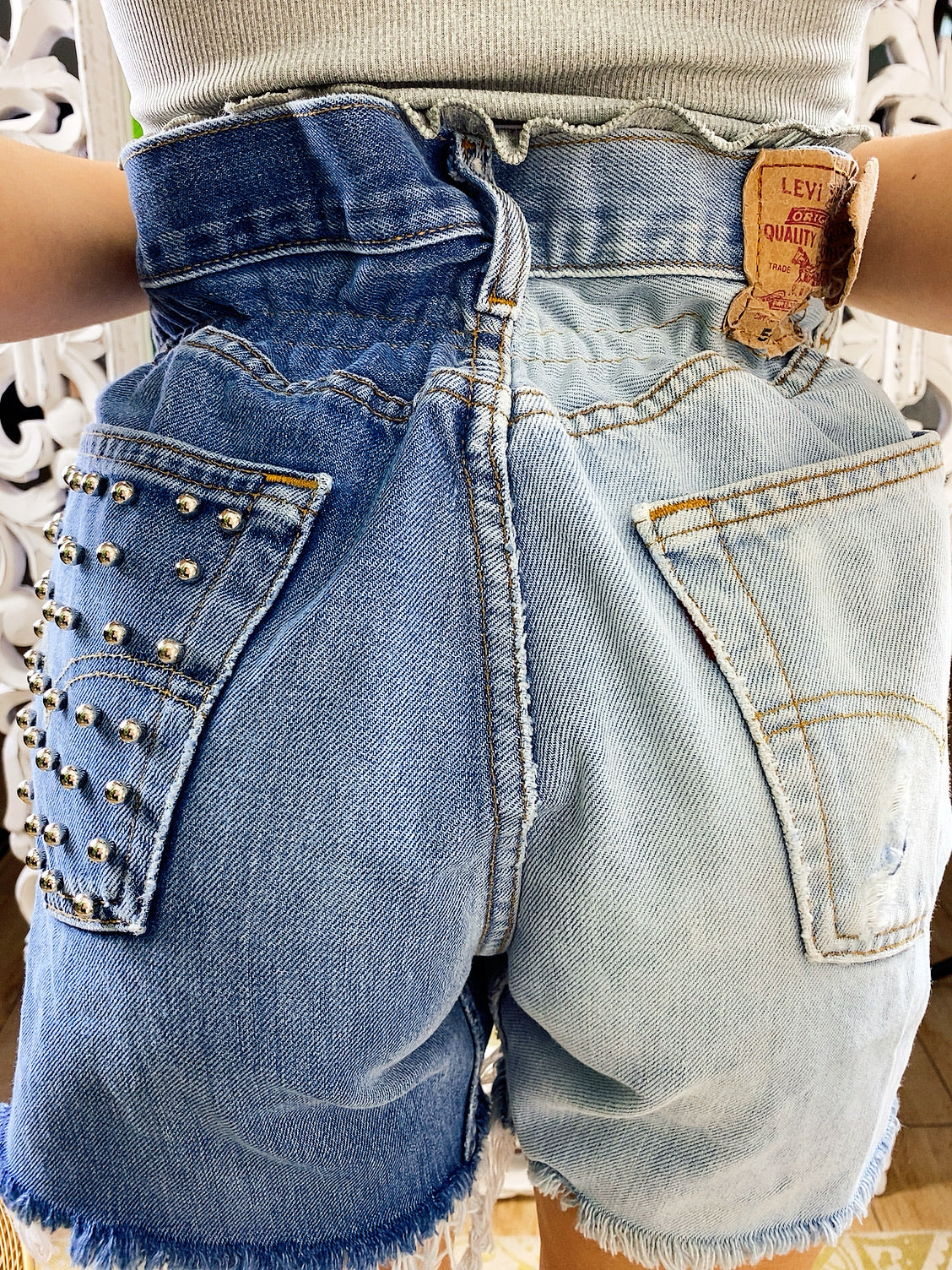 Short Vintage Levi’s jeans mezzo chiaro mezzo scuro con borchie argento