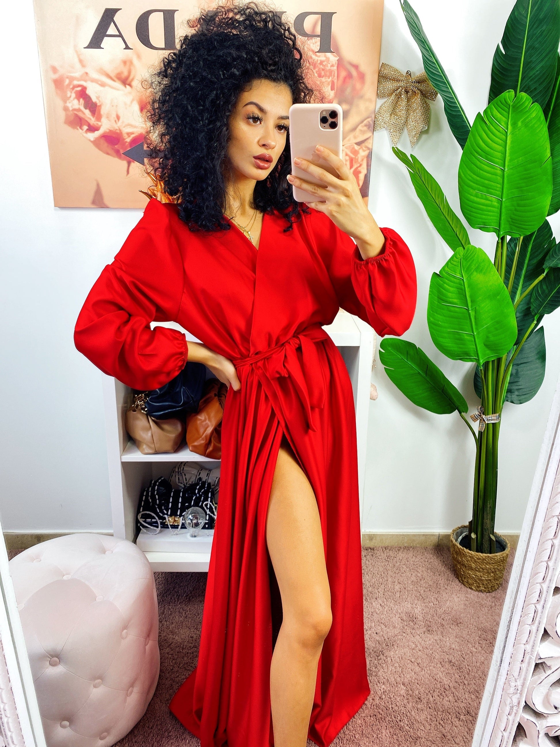 Abito in raso con maxi spacco manica lunga rosso