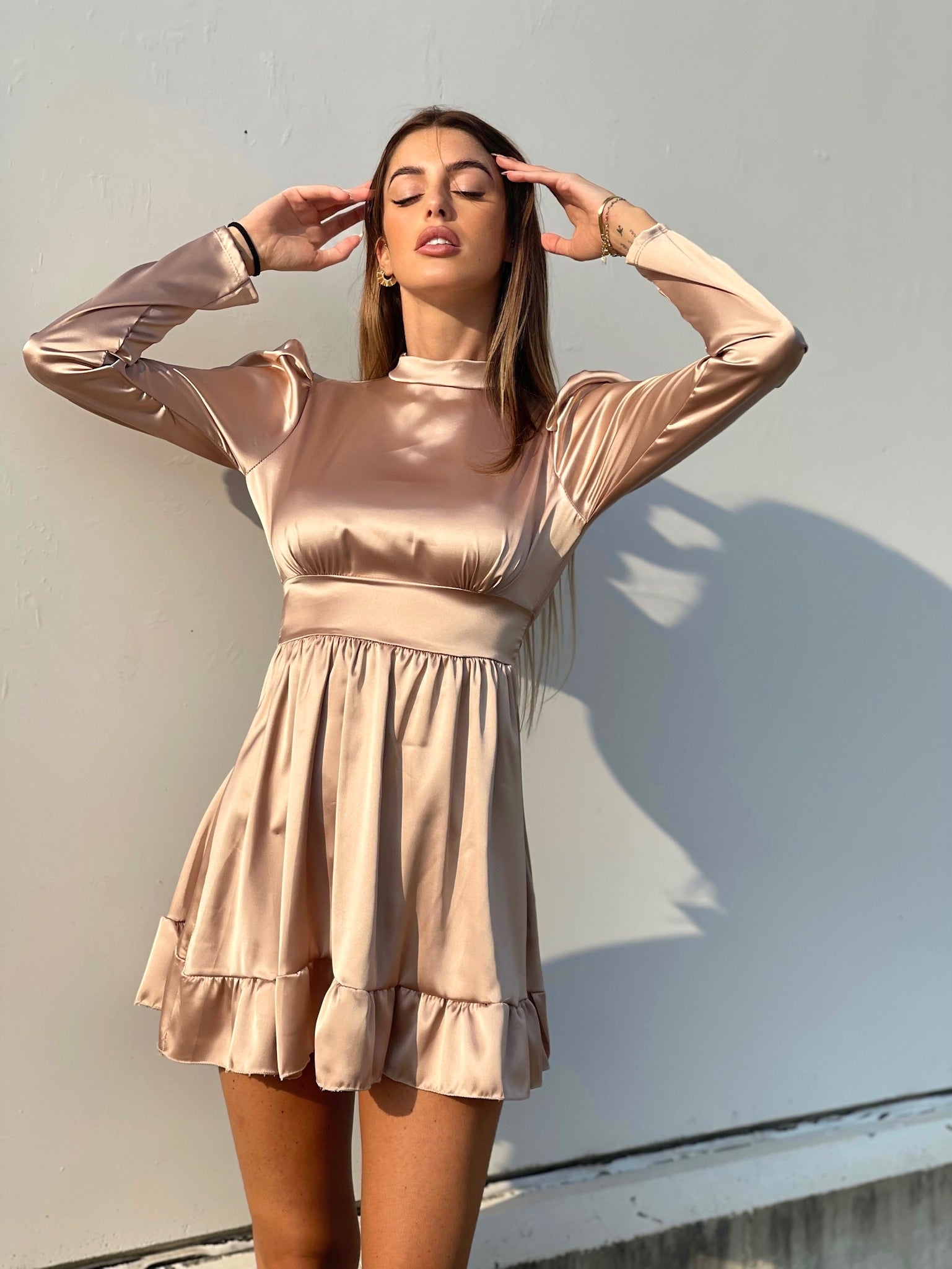 Abito in raso beige  con schiena aperta